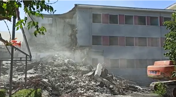 U dëmtua nga tërmeti/ Shembet spitali i Laçit, ndërhyjnë fadromat | Gazeta  Fjala