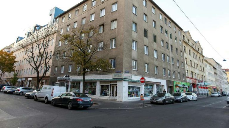 Sulm terrorist në Vjenë/ I riu qëllon me thikë kalimtarët, 4 të plagosur