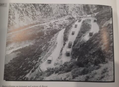Foto 4: Autokolona e ushtrisë italiane duke u kthyer në Berat.