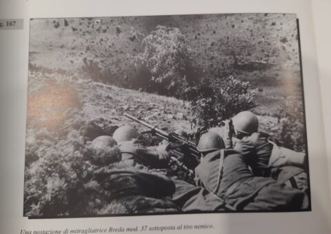 Foto 3: Pamje të luftimeve reale. Disa ushtarë italianë duke qëlluar me mitralozin “Breda”.