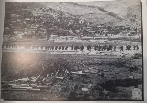 Foto 2: Një division i ushtrisë italiane duke marshuar në Gjirokastër.