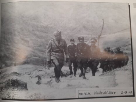 Foto 1: Benitto Musolini në një foto të rrallë më 2 mars 1941 në Shqipëri gjatë inspektimit të trupave.