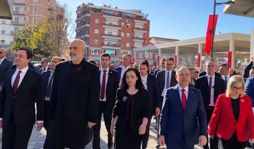 Rama dhe delegacioni i Kosovës në Vlorë, vijon kremtimi i festës së Pavarësinë