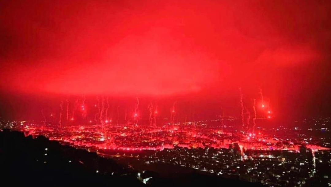 Me këngë dhe fishekzjarre, tifozët ‘ndezin’ qytetin për 110-vjetorin e Pavarësisë