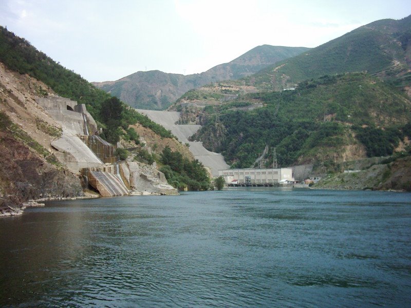 Rritet niveli i ujit në Fierzë, KESH eksporton energji elektrike