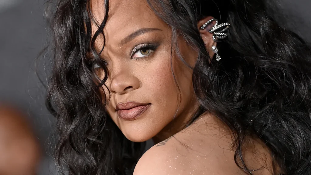 Rihanna feston 20 vite karrierë në industrinë e muzikës