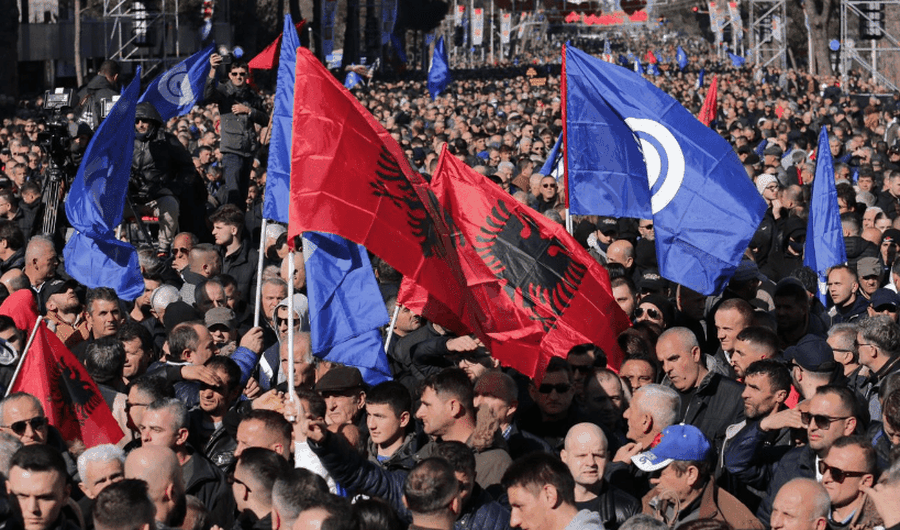 Opozita bllokon sot Shqipërinë, paralajmërimi i policisë