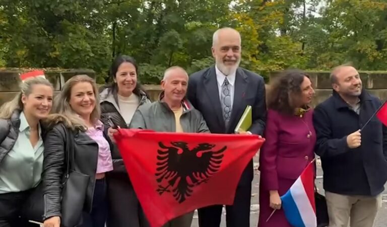 Rama pritet nga bashkë atdhetarë jashtë godinës së BE/ Krenar për Shqipërinë!