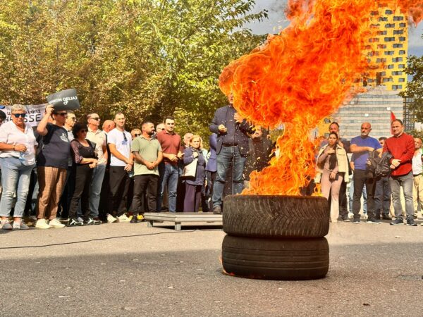 Po ndodh/ Zjarr para bashkisë, protestuesit iu vënë flakën gomave (Foto)