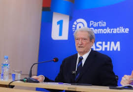Fushatë/Berisha “fryn” portofolin e shqiptarëve: Do rrisë pagat dhe ul çmimin e naftës