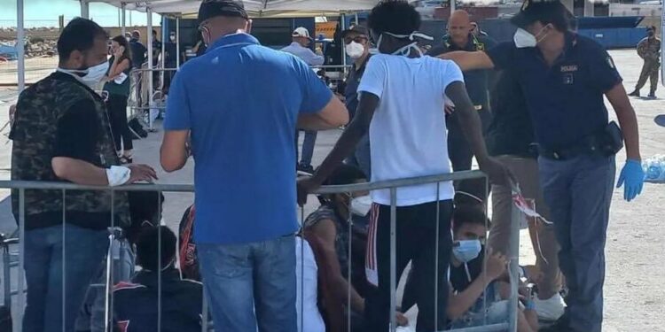 Në Shqipëri do vijnë edhe emigrantët më të dhunshëm, 100 të parët transferohen nga Italia