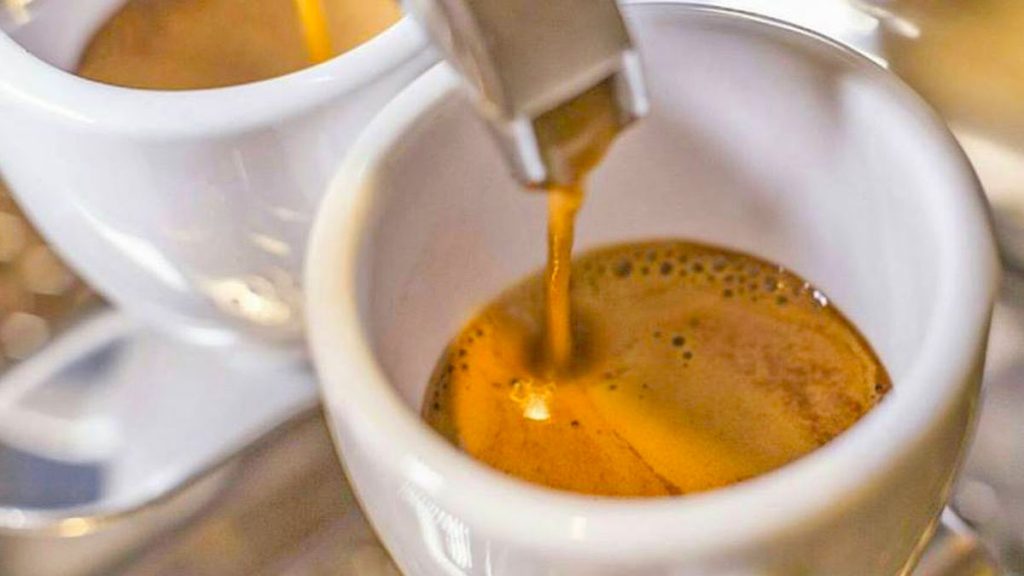 Rreziqet nga kafeja, ekspertët: Mund të keni pasoja serioze nëse…