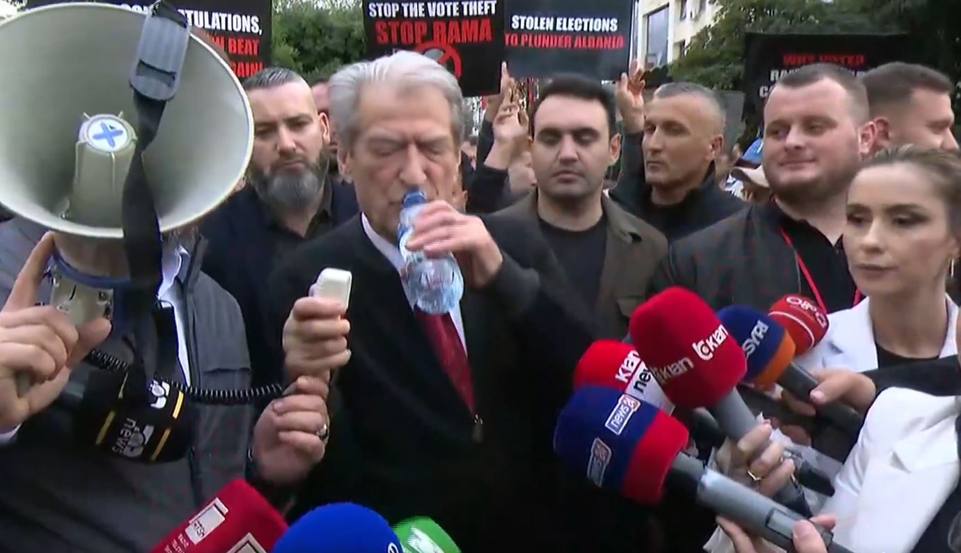 Berisha në protestë: Ju garantoj se Rama s’do qëndrojë kurrë në atë karrige!