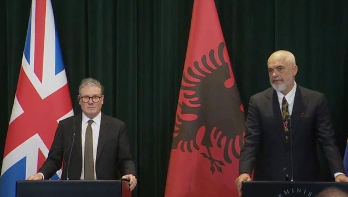 Shqipëri- Britani, marrëveshje ushtarake dhe një “mundësi” për një kamp refugjatësh