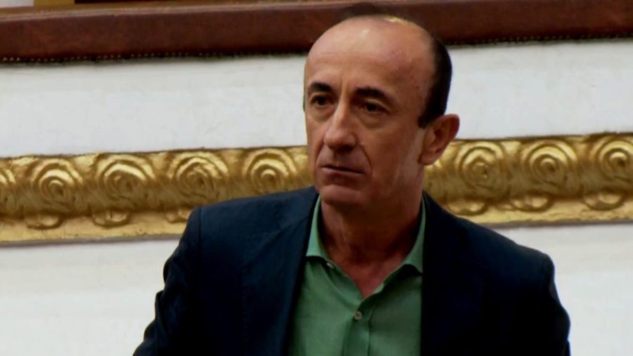 Dash Sula del kundër PD: Njëri rri jashtë, tjetri pi kafe! I fusin një të qeshur…