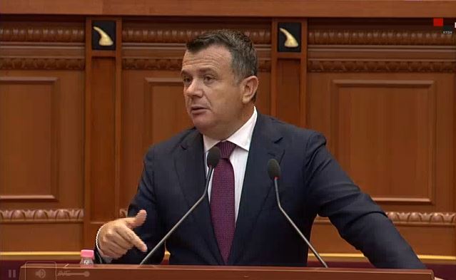 Balla thumbon Berishën: I respektoj të moshuarit, po merreni e mbylleni në shtëpi
