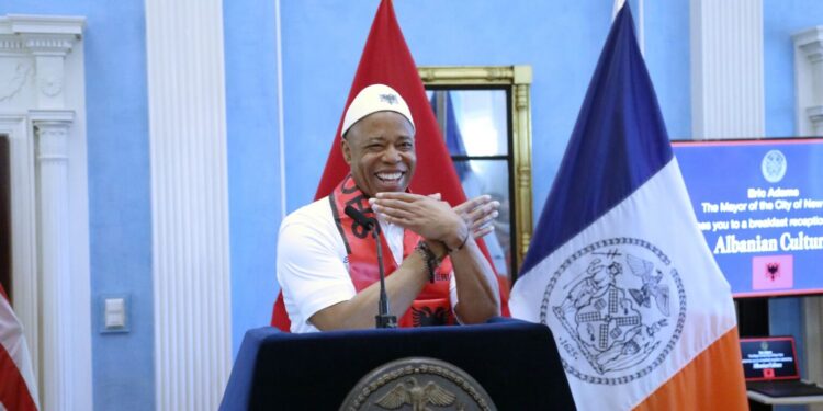 Parada e shqiptarëve në New York, kryebashkiaku Adams vishet kuq e zi