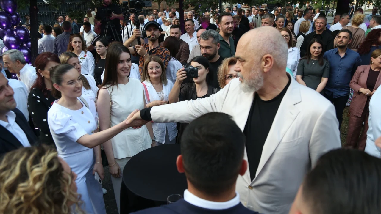Rama ndan pamjet nga Akademia Politike, ja këshilla që iu dha deputetëve të rinj