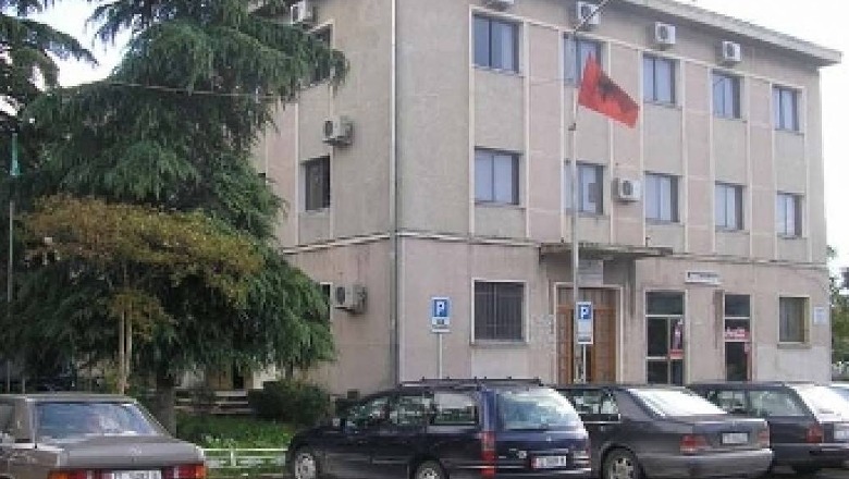 ‘Furtunë’në bashkinë e Elbasanit/ Pas mbledhjes, dorëhiqen të gjithë zyrtarët