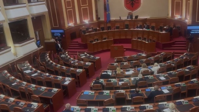 “Ora 5 e mirë për gjumë!”/ Opozita braktis seancën plenare, asnjë deputet në sallë