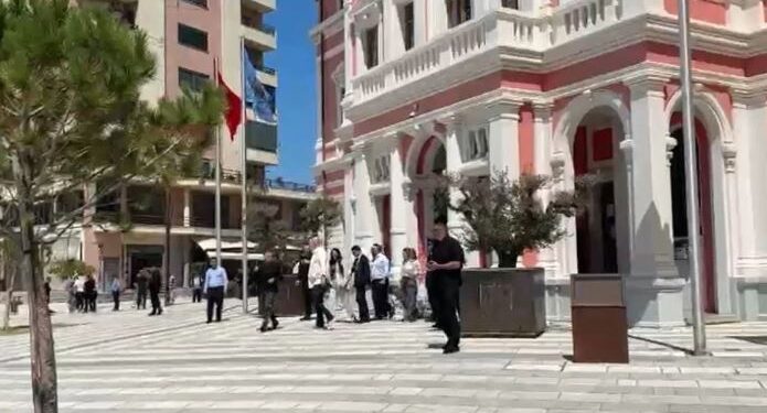 Tre ditë pas dorëheqjes së 21 drejtorëve, kryeministri Rama sërish në Bashkinë Vlorë
