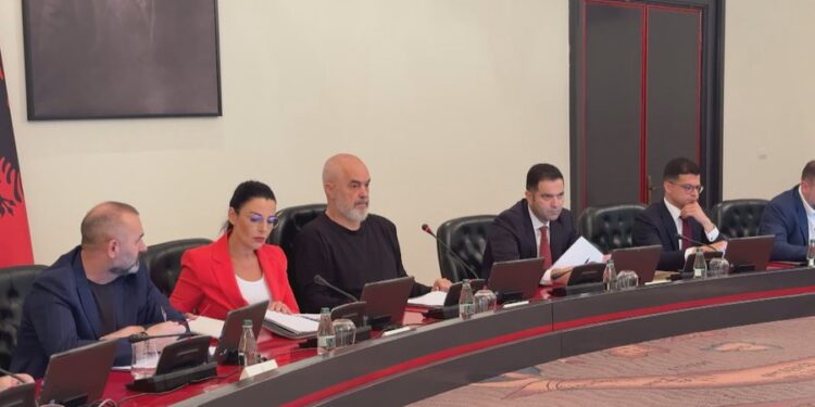 Rama ndëshkon kryebashkiakët, çdo leje ndërtimi mbi 6 kate kërkon firmën e kryeministrit