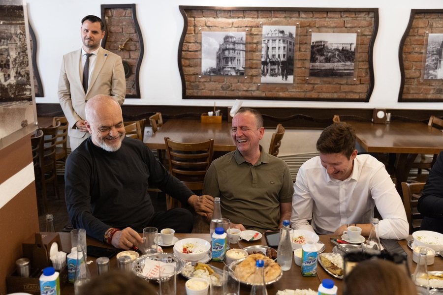 Edi Rama në Shkup, drekon me Taravarin me speca të skuqur dhe dhallë