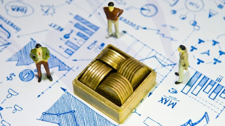 “Arratisja” e kapitalit, shqiptarët kanë investuar 1.57 mld euro jashtë vendit