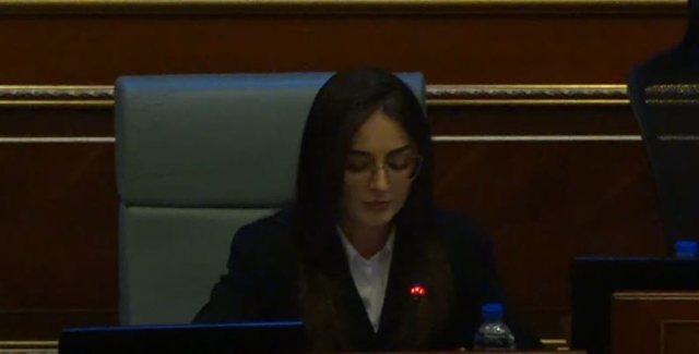Deputetja shqiptare i jep fund beqarisë, ja si duket e veshur nuse