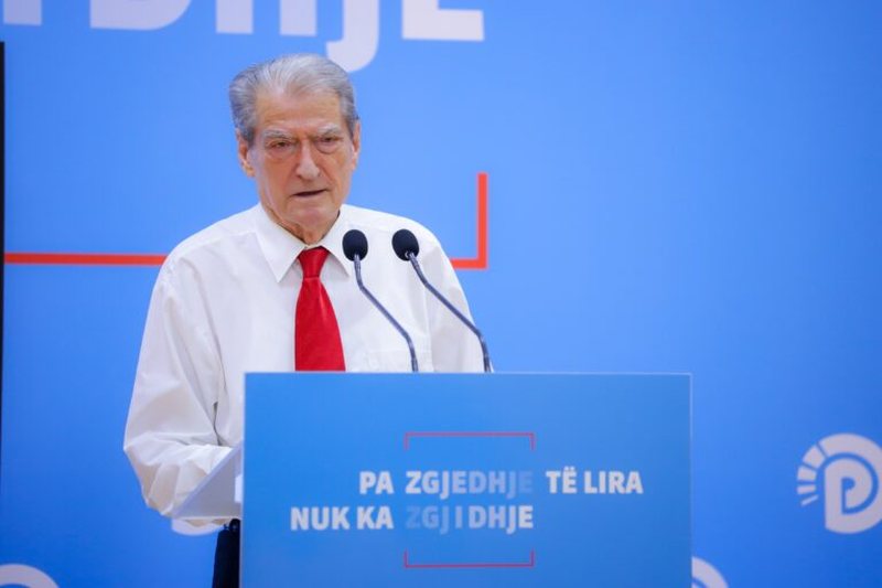 Berisha shfrenon fantazinë: Ministri i Jashtëm kërcënon vëzhguesit ndërkombëtarë