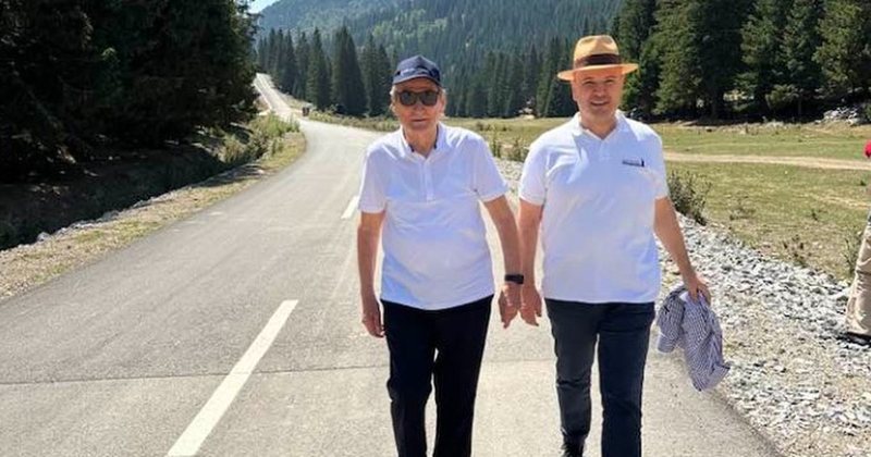Dhëndri shijon lirinë pas një viti “arresti shtëpiak”, shëtitje me Berishën në Tropojë