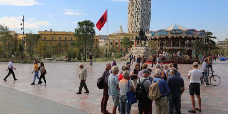 BSH: Turizmi e tregtia mbajnë në këmbë besimin në ekonomi