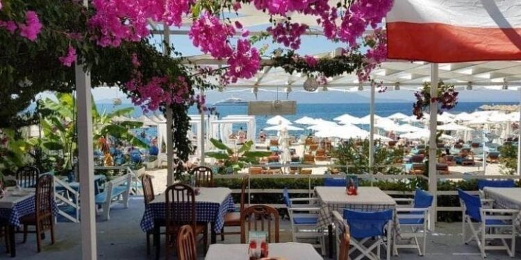 Shqiptarët dhe turistët shpenzuan 800 milionë euro në bare e restorante në 2023