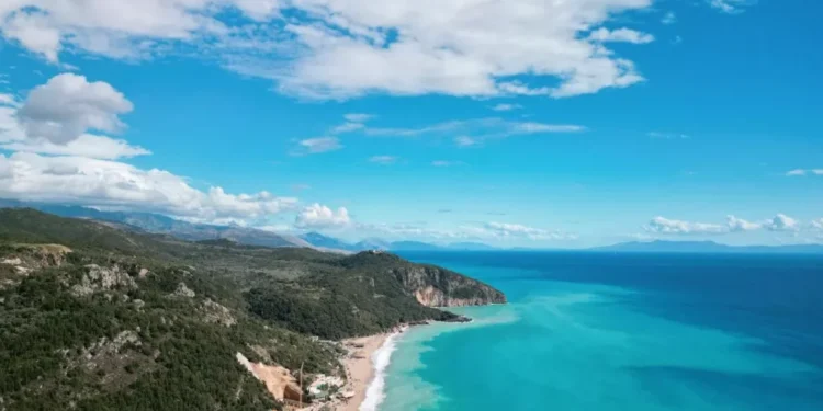 “Mirror”: Zbuloni Rivierën Shqiptare – nga hotelet luksoze deri te gjiret e izoluara