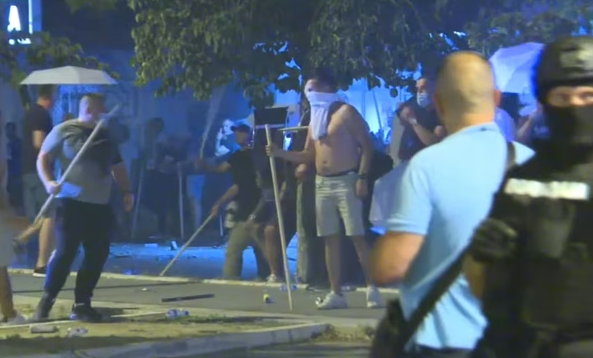 Protesta dhe dhunë në Serbi/ Thirrje për largimin e Vuçiç, plagosen dhjetëra persona