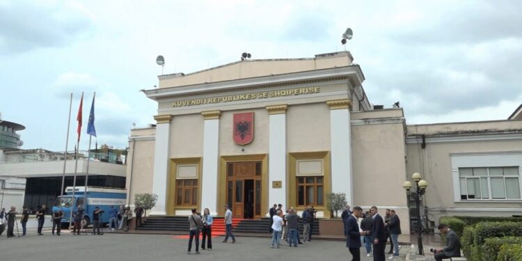 Kush rikthehet dhe kush ulet për herë të parë në Parlament