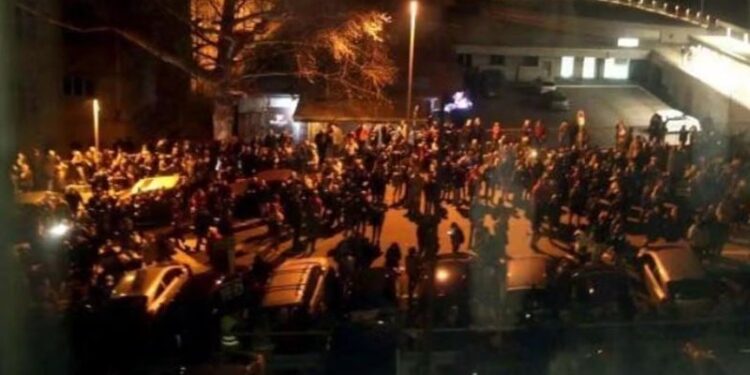 Protesta antiqeveritare në Serbi, studentët përplasen me policinë në Novi Sad