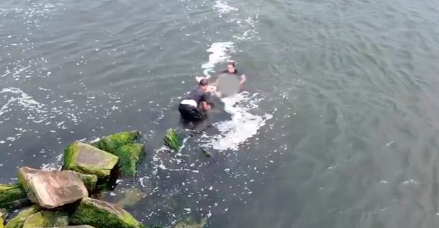 “Ndalo aty”/ Ndjekje si në filma, oficerja e policisë zhytet në ujë për të kapur hajdutin