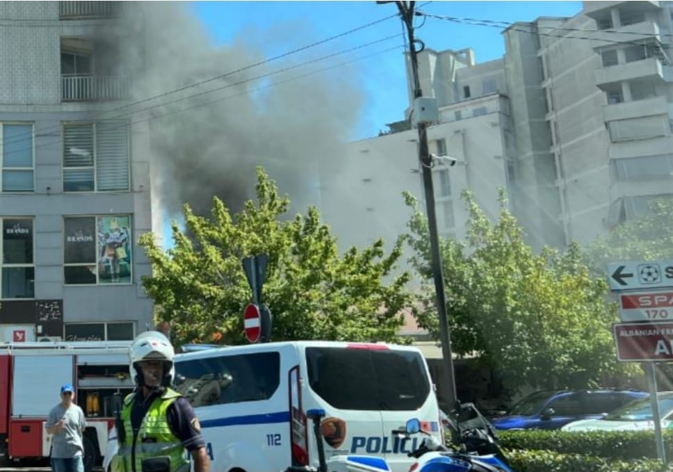 Zjarr pranë godinës së Bashkisë Elbasan