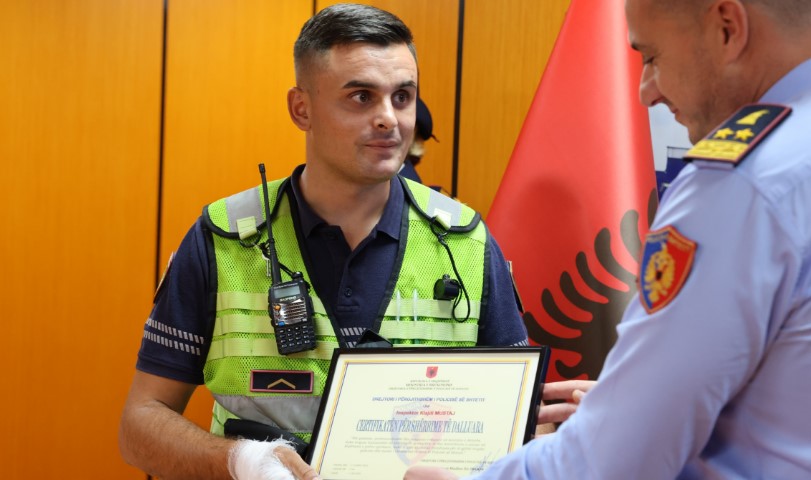 Shpëtoi 3 të aksidentuarit, Proda i akordon certifikatën inspektorit Klajdi Mustaj