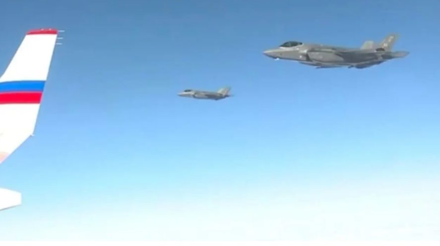 Kremlini publikon videon: Avionët luftarakë amerikanë shoqëruan Putin pas samitit