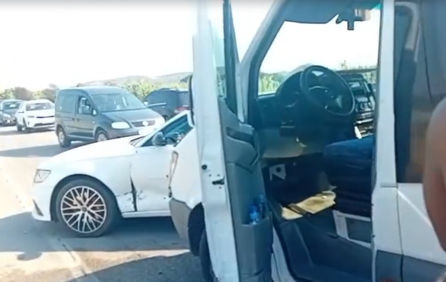 Levan-Tepelenë/ Mikrobusi me turistë përplaset me një automjet