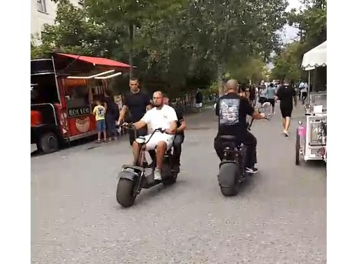 Cirk me motorrët në Sheshin “Skënderbej”!/ Policia Bashkiake në “gjumë”