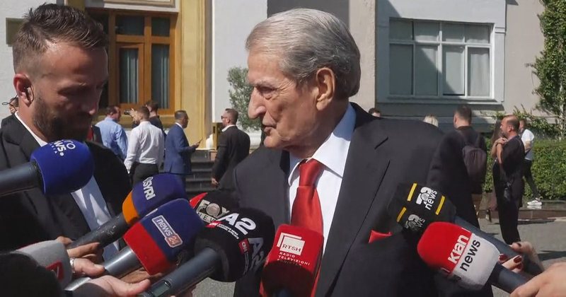 “Si mund ta lija unë Vasil Llajon…”/Berisha: Ai është mjek pa eksperiencë parlamentare