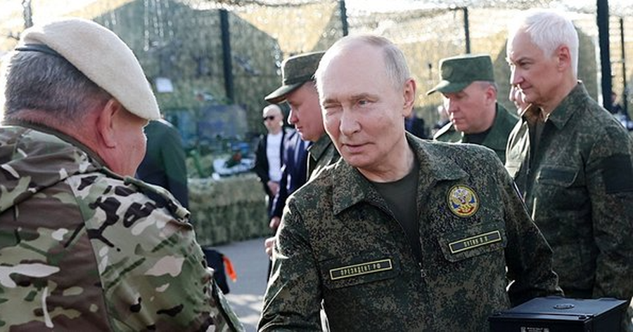Putin me uniformë ushtarake mbikëqyr nga afër stërvitjen me Bjellorusinë