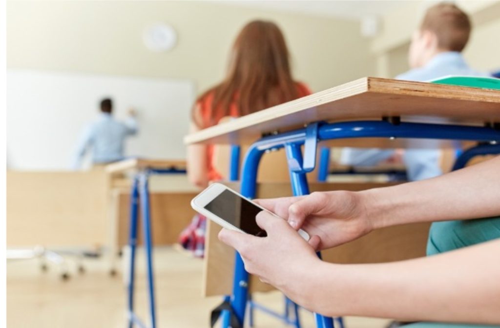 Në shkollë pa celular/ Ministria miraton udhëzimin në prag të nisjes së vitit shkollor