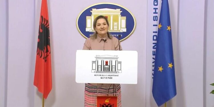 Flutura Açka: Opozita i dhuroi fitoren mazhorancës me miratimin e Kodit të ri Zgjedhor