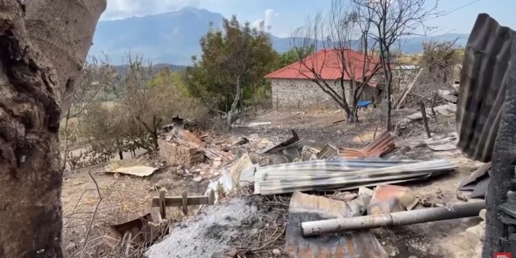 Bilanci i fshatit në Gramsh që “e zhduku” zjarri: 68 banesa dhe mijëra hektarë të djegura