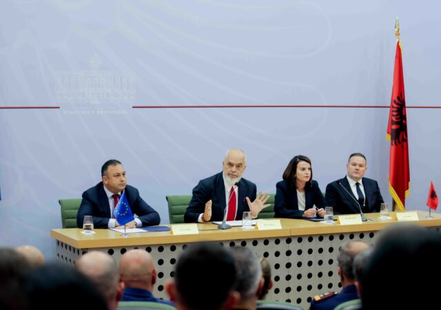 Rama ‘shkund’ Policinë: Syri i Tiranës ka 4-5 kate pa leje, policia shkon…