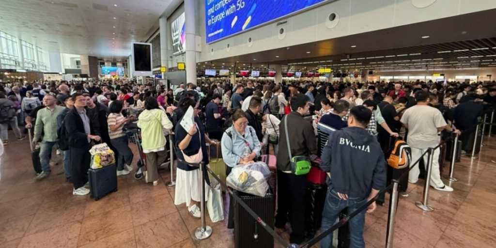 Sulmet kibernetike/ Kaos në aeroportet evropiane, gjysma e fluturimeve anulohen